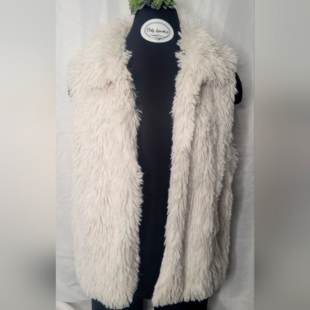 Chic Faux Fur Vest - Cream No Brand Tag. Size Medium